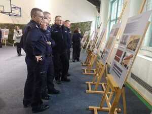 policjanci oglądają wystawę
