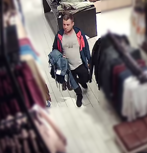 Zdjęcie przedstawia wizerunek mężczyzny w sklepie w związku z kradzieżą.