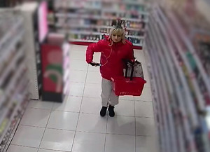 Zdjęcie przedstawia kobietę w sklepie.