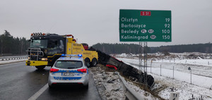 Zdjęcie przedstawia miejsce zdarzenia drogowego na S 51 - służby pracujące na miejscu oraz pojazd.