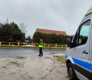 Zdjęcie przedstawia funkcjonariusza, który czuwa nad bezpieczeństwem w ruchu drogowym.