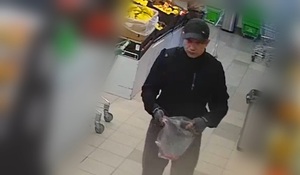 Zdjęcie przedstawia wizerunek mężczyzny w sklepie.