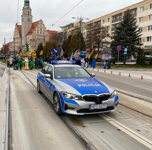 Zdjęcie przedstawia radiowóz policyjny w centrum Olsztyna.