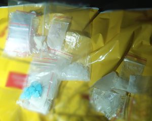 Zdjęcie przedstawia zabezpieczone narkotyki.