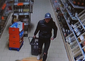 Zdjęcie przedstawia mężczyznę w sklepie.