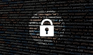 Grafika przedstawia kłódkę na tle ciągu liter, cyfr i znaków.