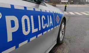 Zdjęcie przedstawia radiowóz policyjny.