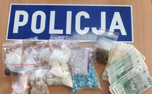 Zdjęcie przedstawia substancje zabronione i pieniądze.