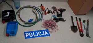 Zdjęcie przedstawia zabezpieczone narzędzia i przedmioty mogące służyć do popełnienia przestępstwa.