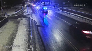 Zdjęcie przedstawia fragment ulicy Olsztyna, radiowóz na sygnałach świetlnych i dźwiękowych.