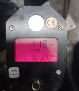 Zdjęcie przedstawia prędkościomierz, który wskazuje prędkość 119 km/h.