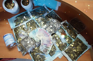 Zdjęcie przedstawia zebrane pieniądze.