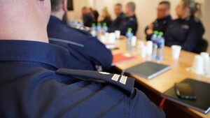 zdjęcie przedstawia fragment policjanta.