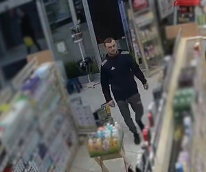 Zdjęcie przedstawia mężczyznę w sklepie.