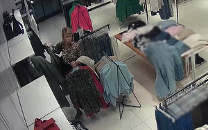 Zdjęcie przedstawia kobietę w sklepie.