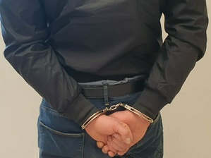 Zdjęcie przedstawia fragment zatrzymanego mężczyzny.