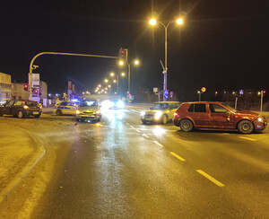 Miejsce zdarzenia drogowego w rejonie skrzyżowania ul. Armii Krajowej i Jagiellończyka.