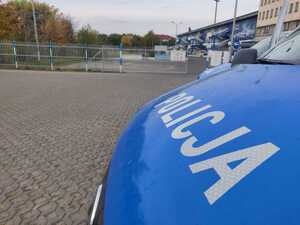 ZDJĘCIE PRZEDSTAWIA STADION I RADIOWÓZ