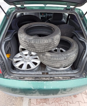 Zdjęcie przedstawia koła i opony w aucie.