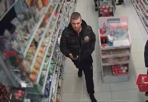 Mężczyzna w sklepie