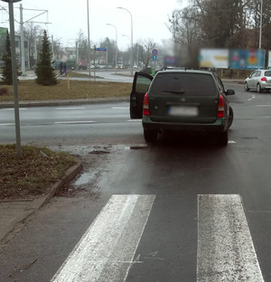 Miejsce zdarzenia drogowego w pobliżu skrzyżowania ul. Kętrzyńskiego i Dworcowej. Zdjęcie przedstawia zielone auto w nim uczestniczące.