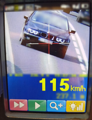 Zdjęcie przedstawia pojazd w ruchu