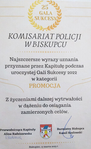 Zdjęcie przedstawia wyróżnienie Gali Sukcesy 2022. Tekst: Komisariat Policji w Biskupcu. Najszczersze wyrazy uznania przyznawane przez Kapitułę podczas uroczystej Gali Sukcesy 2022 w kategorii "Promocja". Z życzeniami dalszej wytrwałości w dążeniu do osiągnięcia zamierzonych celów.