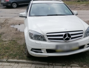 Zdjęcie przedstawia odzyskane auto koloru białego.