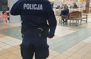 Zdjęcie przedstawia policjanta w sklepie