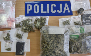 Zdjęcie przedstawia zabezpieczone narkotyki,