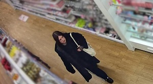 Zdjęcie przedstawia młodą kobietę w sklepie.