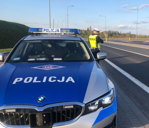 ZDJĘCIE PRZEDSTAWIA RADIOWÓZ Z NAPISEM POLICJA