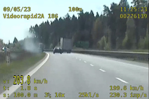 Zdjęcie przedstawia zrzut ekranu z wideorejestratora.