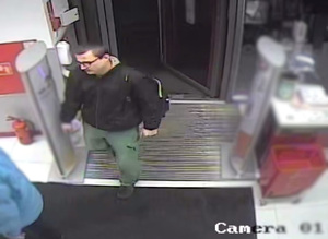 Zdjęcie przedstawia mężczyznę w sklepie.