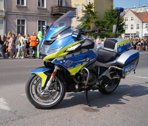 Zdjęcie przedstawia zabezpieczenie przemarszu studentów ulicami Olsztyna.
