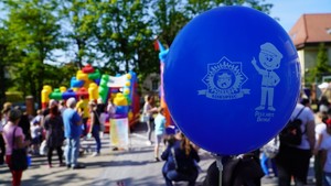 Zdjęcie przedstawia niebieski balon z napisem Komisariat Policji w Biskupcu oraz Biskupiecki Benuś
