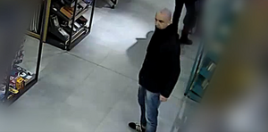 Zdjęcie przedstawia mężczyznę w sklepie.