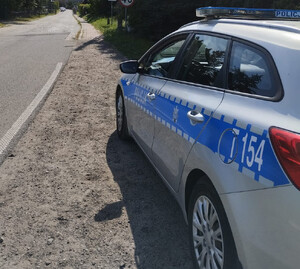 Zdjęcie przedstawia policyjny radiowóz.