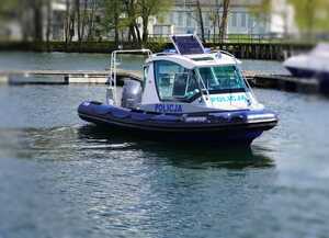 Zdjęcie przedstawia łódź policyjną.
