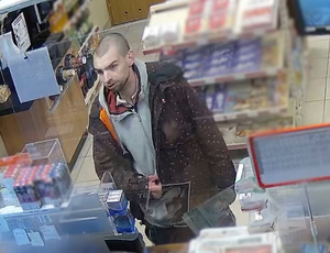 Zdjęcie przedstawia mężczyznę w sklepie.