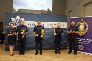 Zdjęcie przedstawia laureatów finału VI. Ogólnopolskiego Konkursu Policjant Służby Kryminalnej Roku 2023 - umundurowanych policjantów stojących w sali.