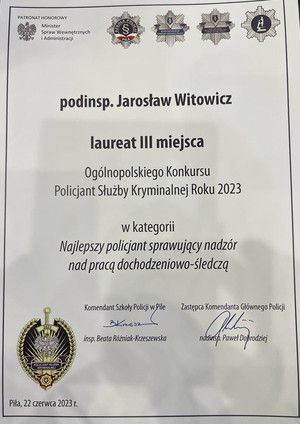Zdjęcie przedstawia dyplom dla podinsp. Jarosława Witowicza, która zajął III miejsce kategorii &quot;najlepszy policjant sprawujący nadzór nad pracą dochodzeniowo - śledczą&quot;.