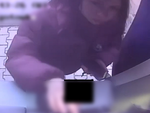 Zdjęcie przedstawia osobę wypłacającą gotówkę z bankomatu.