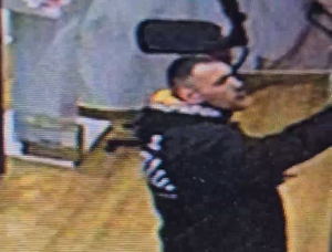 Zdjęcie przedstawia mężczyznę w sklepie.