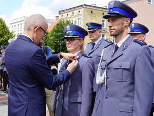 Odznaczenie brązową odznaką Zasłużony Policjant z rąk Ministra Spraw Wewnętrznych i Administracji
