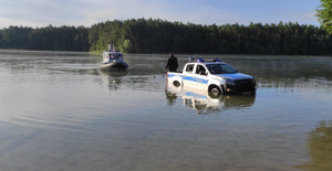 Wodowanie policyjnej łódki na jeziorze.