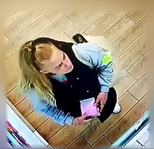 Zdjęcie przedstawia kobietę w sklepie.