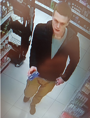 Zdjęcie przedstawia mężczyznę w sklepie.