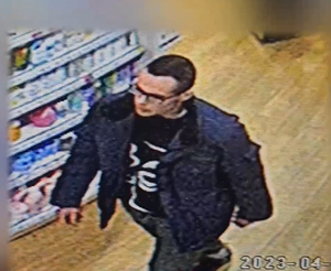 Zdjęcie przedstawia mężczyznę w sklepie.