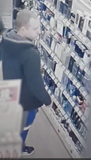 Zdjęcie przedstawia mężczyznę w sklepie.